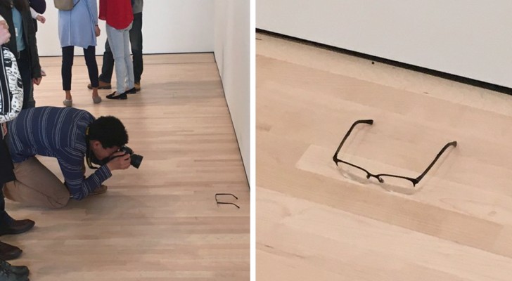 Poggia un paio di occhiali sul pavimento di un museo: i visitatori lo scambiano per un'opera d'arte!