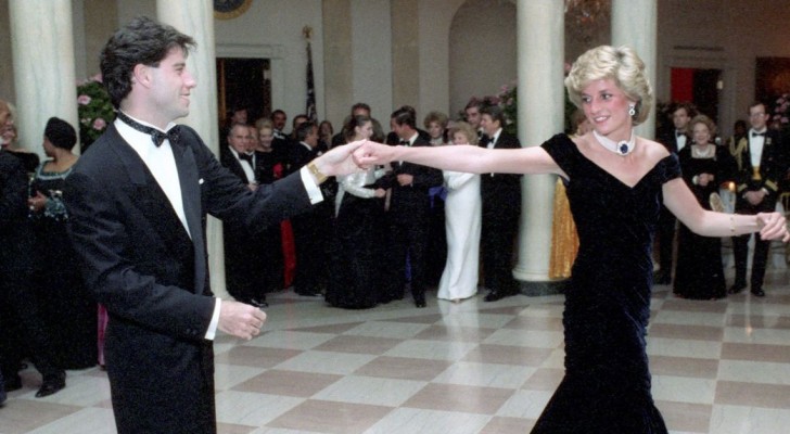 Queste rarissime foto immortalano una timida Lady Diana alle prese con dei ballerini d'eccezione