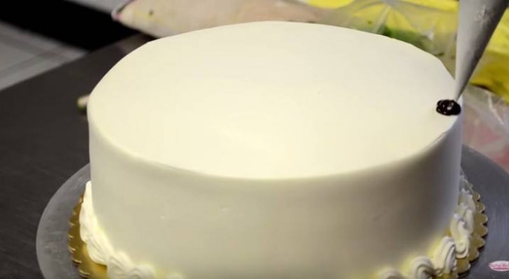 In soli 2 minuti trasforma una semplice torta in un capolavoro di pasticceria... Wow!