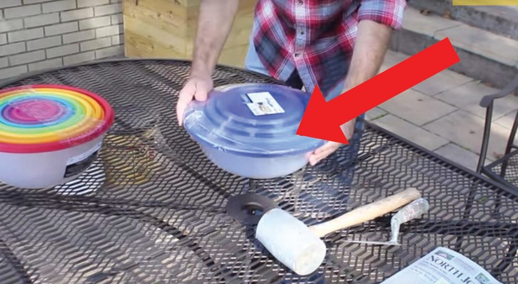 Cet homme utilise deux récipients en plastique pour créer un objet original pour son jardin