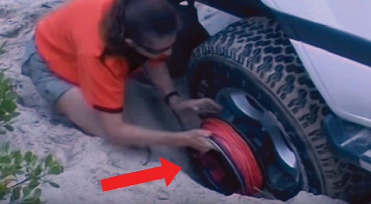 La voiture est restée embourbée dans le sable, mais sa façon de s'en sortir est phénoménale!