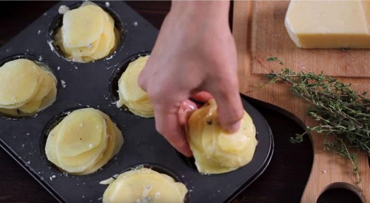 Disponha batatas fatiadas em uma forma para muffins: eis um prato delicioso e fácil de fazer