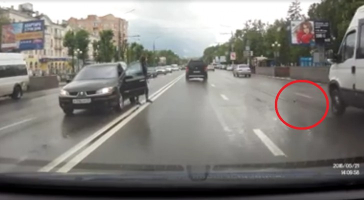 Una joven frena el auto para tomar algo en medio de la calle: la llegada de un camion la asusta terriblemente!