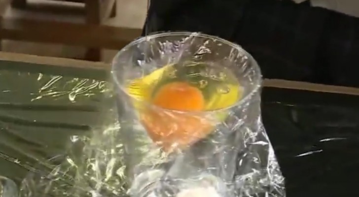 Ze breekt een ei open boven huishoudfolie, maar ze is NIET van plan om dit ei te bakken: bekijk de video... je zult je ogen niet geloven! 