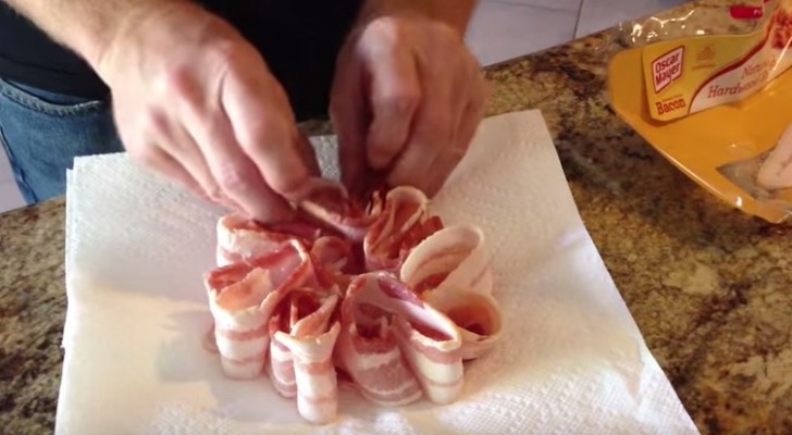 Dispone las fetas de tocino sobre las servilletas: asi es como dorarlas en apuro horneadas en microondas!