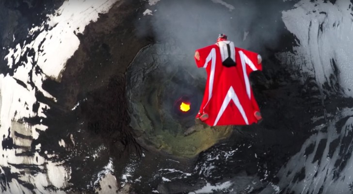 Voilà le moment où une jeune femme traverse la bouche d'un volcan en éruption