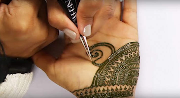 A seven-hour henna tattoo session in 90 seconds --- Mesmerizing perfection!