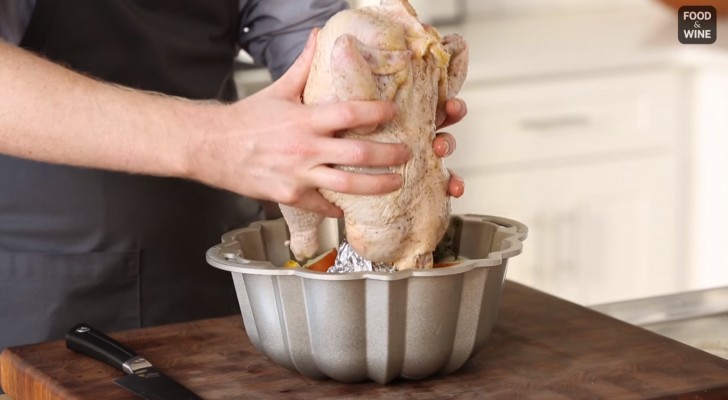 Hij plaats kip in een tulbandbakvorm... deze manier van kip bereiden leidt tot een verbluffend resultaat! 