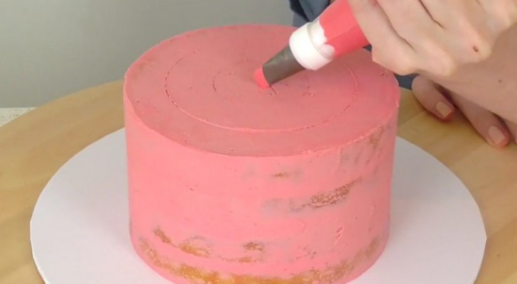 Ze decoreert een taart: met deze eenvoudige techniek verkrijg je een fantastisch resultaat 