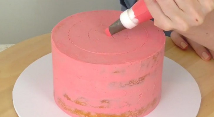 Here is a simple cake decoration technique that yields fabulous results!