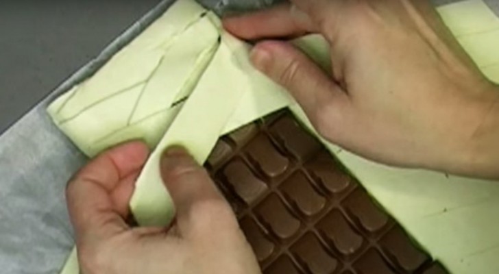 Ze plaatst een hele chocoladereep op bladerdeeg: wat er vervolgens uit de oven komt, is een meesterwerk! 