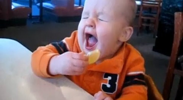 Babies essen Zitronen zum ersten Mal