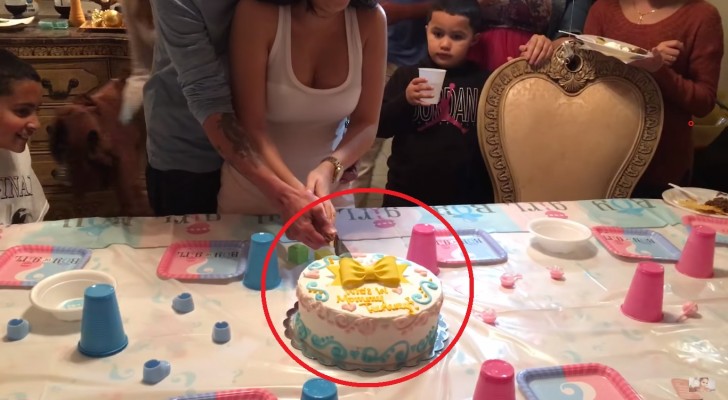 Hon tror att tårtans färg kommer att avslöja barnets kön ... Men en annan överraskning kommer fram!