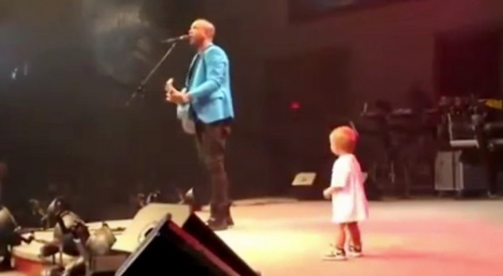 Non resiste alla voglia di abbracciare il papà... E si ritrova protagonista del palco!