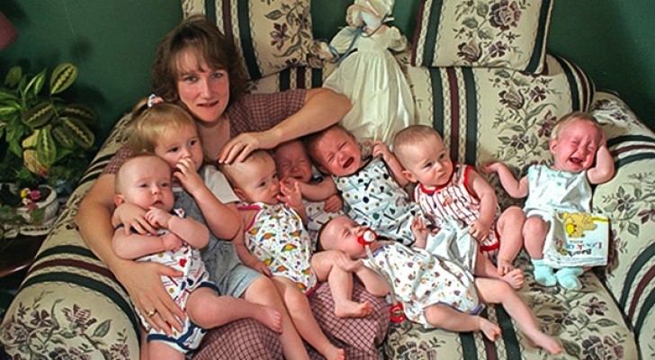 Cela a été le premier accouchement de 7 enfants ayant tous survécu : une photo les montre heureux 19 ans après