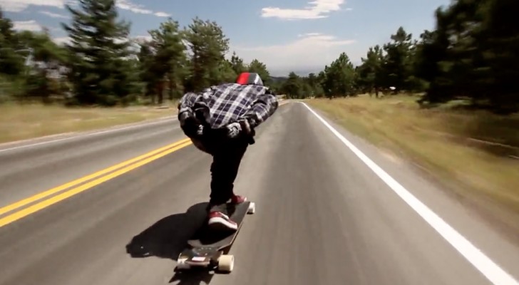 Baja con el skateboard a mas de 100 km por hora...su tarea hace venir escalofrios