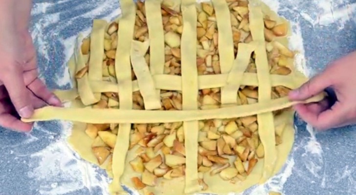 Stende strisce di pasta su un gustoso ripieno: il risultato? Un classico tra i dolci d'Oltreoceano!