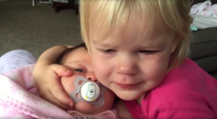 A menina acorda chorando, mas veja o que ela faz quando vê a mãe com a irmãzinha