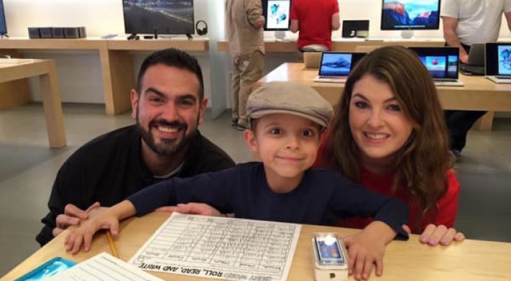 Un bambino malato di cancro entra in un Apple Store: il manager lo stupirà con un gesto speciale