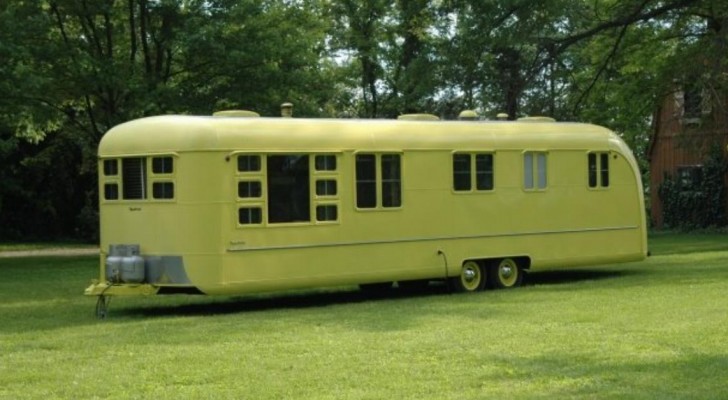 Hij heeft een caravan uit de jaren '50 gekocht en gerestaureerd: als je hier binnentreedt, lijkt het alsof je terug in de tijd bent gestapt!
