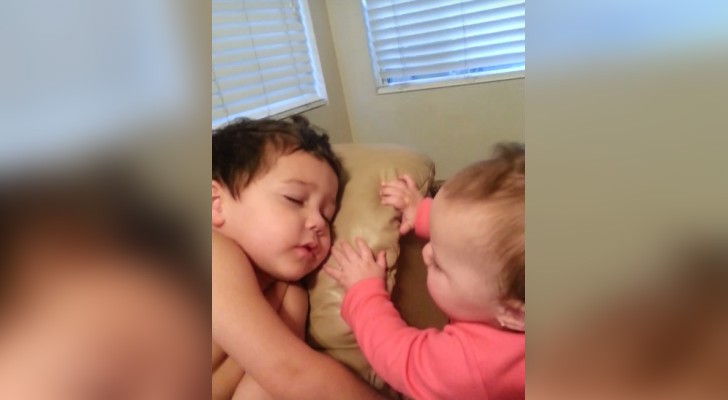 Flickan vill väcka sin storebror: det som händer är jättesött