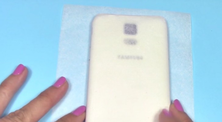 Using baking paper --- you can create your own smartphone case!