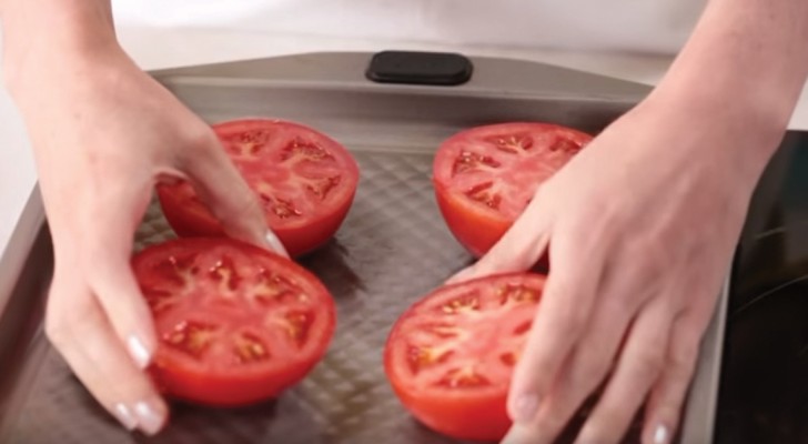 Elle dispose les tomates sur une plaque, ajoute quelques ingrédients et obtient un plat délicieux