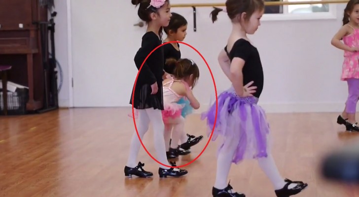 Una piccola tenta di seguire la classe di danza: la sua tenacia vi stupirà!