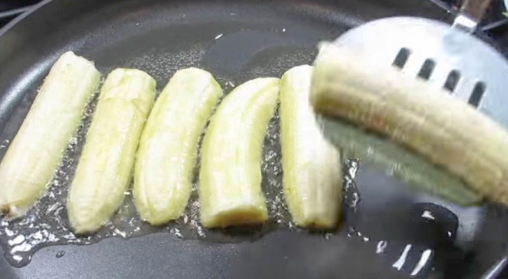 Elle commence à mettre les bananes dans la poêle : mais c'est la touche finale qui va donner une touche de classe !