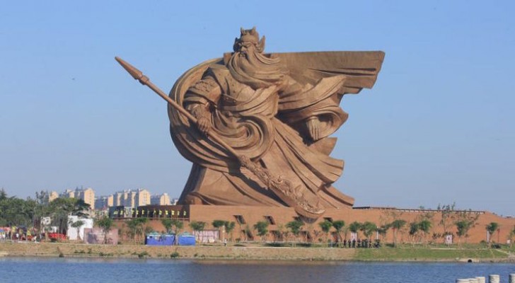Ecco a voi le affascinanti immagini della mastodontica statua inaugurata in Cina