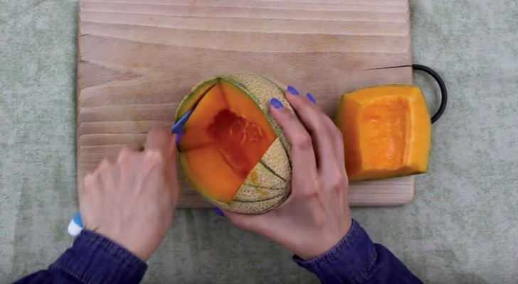 Elle commence à faire un trou dans le melon : voici une idée pour ravir le palais... et vos YEUX!