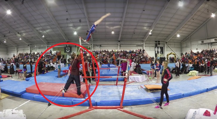 Deze atlete begint met haar oefening, maar glijdt dan weg: kijk hoe de coach haar leven redt!