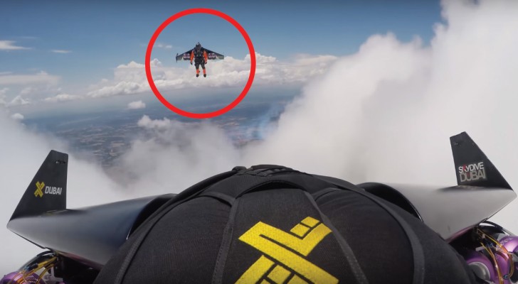 Twee mannen glijden over de wolken op honderden meter hoogte: deze video doet je gespannen toekijken!