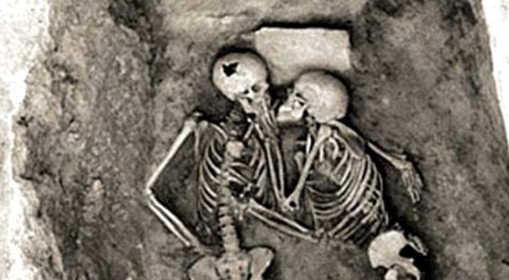 L'aspect romantique de l'archéologie : le baiser qui "dure" 2 800 ans fascine toujours le monde	