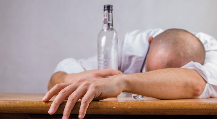 Postumi inaspettati della sbronza: alcuni studi collegano l'alcol a 7 tipi di cancro
