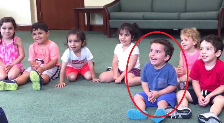 La maestra comienza a tocar la guitarra: tengan en vista atentamente al niño de camiseta azul...contagiosa la risa!