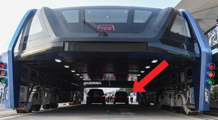 L'autobus che passa sopra le auto è divenuto realtà: ecco a voi questo gioiello di tecnologia!