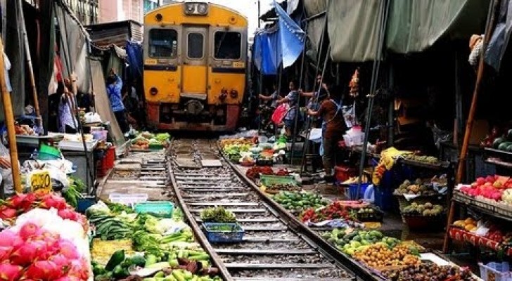 The train that passes through the market