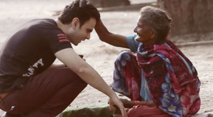 Een oude vrouw omarmt een jonge man: hij geeft haar een geschenk dat haar hart met vreugde vervult!