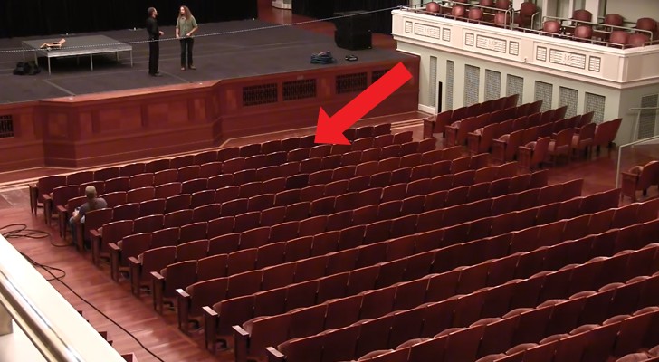Het lijkt een normaal theater, maar kijk wat er gebeurt met de stoelen in slechts 2 minuten...