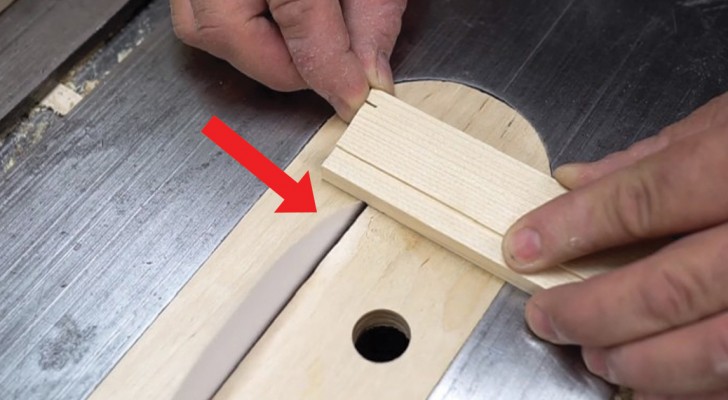 Er ersetzt die Klinge der Säge mit einer Papierscheibe: wird er damit ein Stück Holz durchschneiden können? 