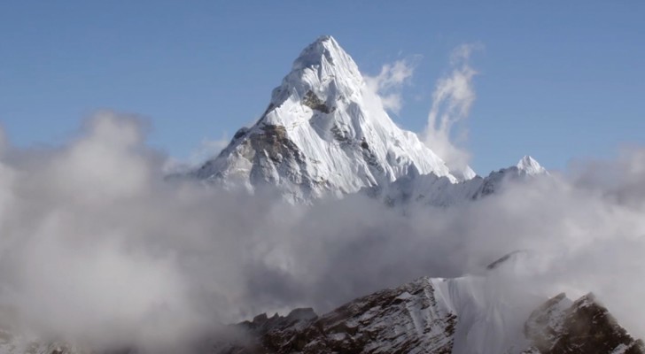 A helicopter reaches Everest --- see the roof of the world in HD!