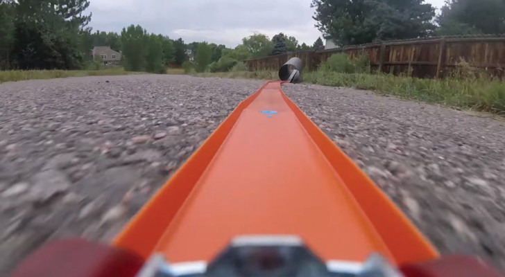 Een man heeft een GoPro gemonteerd op een speelgoedautootje: deze rit is spectaculair!