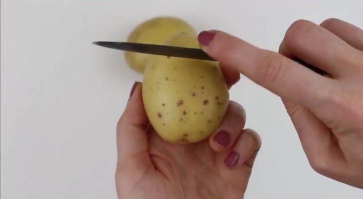 Ze snijd een aardappel in met een mes: met deze truc bespaar je een hoop tijd!