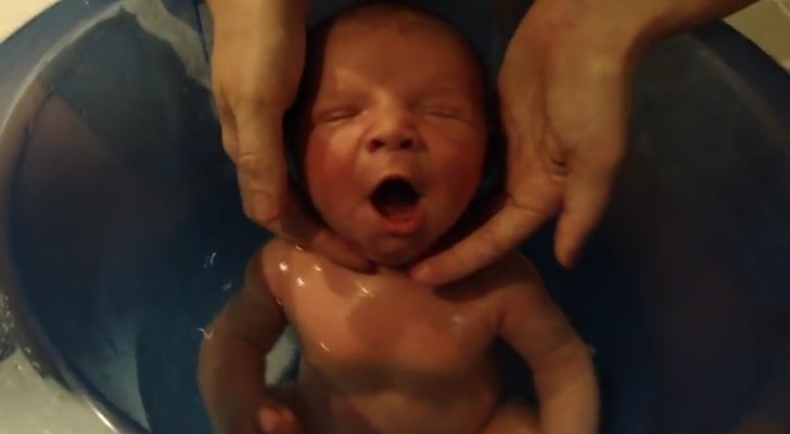 Han tar ett bad i ett badkar som är formad som en livmoder: spädbarnets reaktion kommer att få er att slappna av ...! 