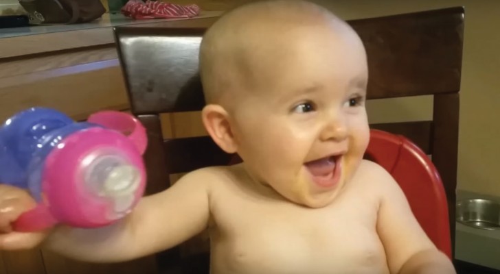 Das skurrilste Lachen eines Babys, das je gehört wurde: dabei kann man einfach nicht ernst bleiben! 