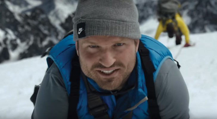 Este hombre esta escalando una montaña: cuando la imagen se aleja quedaran sin palabras