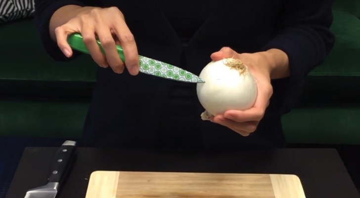 How to cut an onion without making your eyes water and burn!