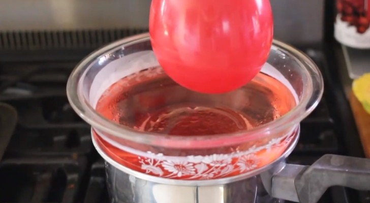 Elle plonge un ballon dans la cire liquide et obtient... une idée romantique simple à faire