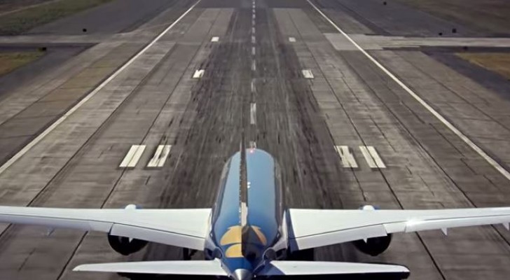 An airliner as agile as a fighter jet --- the takeoff is exhilarating!